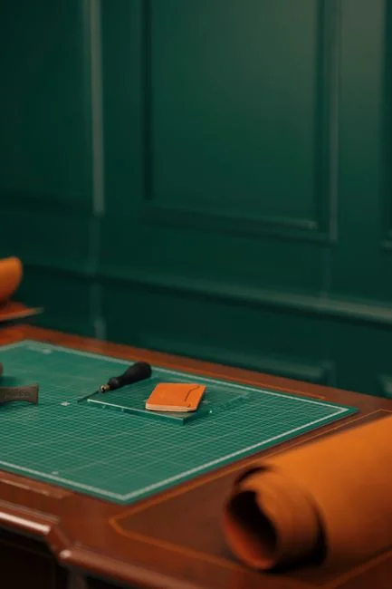Bureau de style minimaliste avec ordinateur portable, lunettes et affiche verte de brainstorming pour stimuler de nouvelles idées.